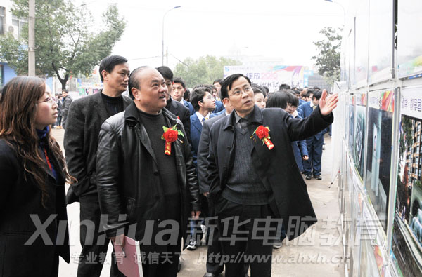 出席領(lǐng)導(dǎo)饒有興趣地參觀作品